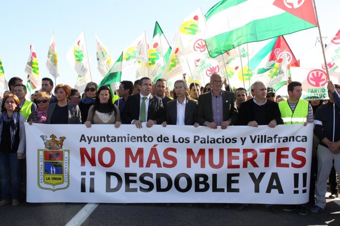 Corte de la N-IV para pedir su desdoble.