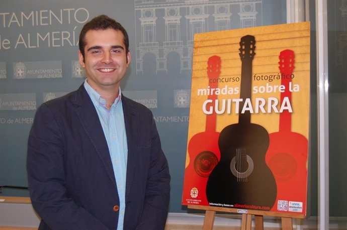 Fernández Pacheco junto al cartel promocional del concurso