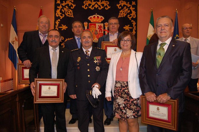 Los condecorados posan con las placas otorgadas por el Ayuntamiento.