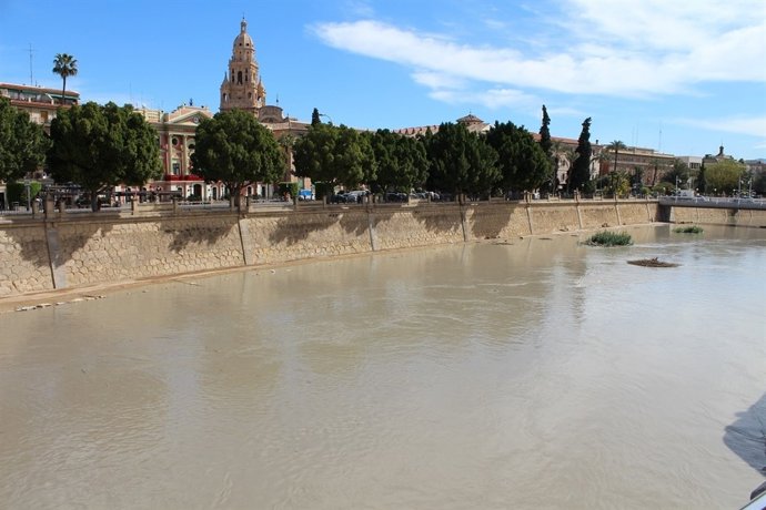 Crecida controlada río segura a su paso por Murcia