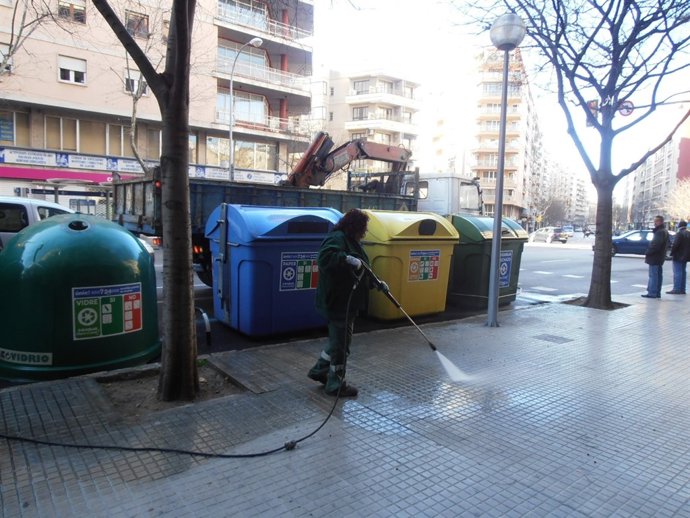 Limpieza De Las Calles Por Parte De Emaya  