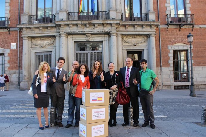 Entrega de firmas en el Ministerio de Asuntos Exteriores