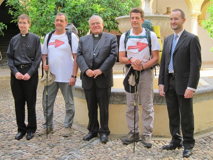 El obispo (centro), entre dos de los peregrinos y los responsables de la ruta