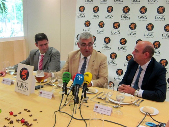 El rector de la US, Antonio Ramírez de Arellano, en el centro