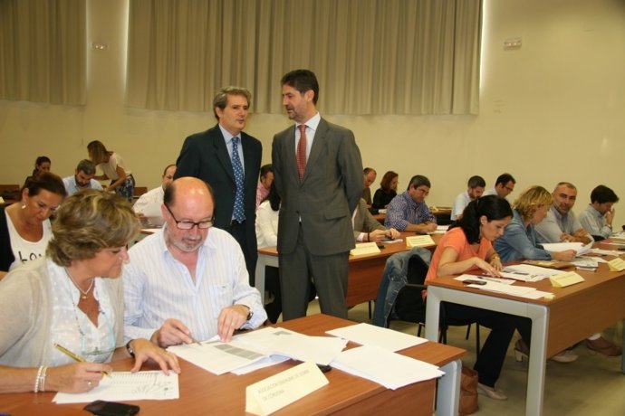 Angel Cañadilla (de pie, dcha.) en el acto de selección