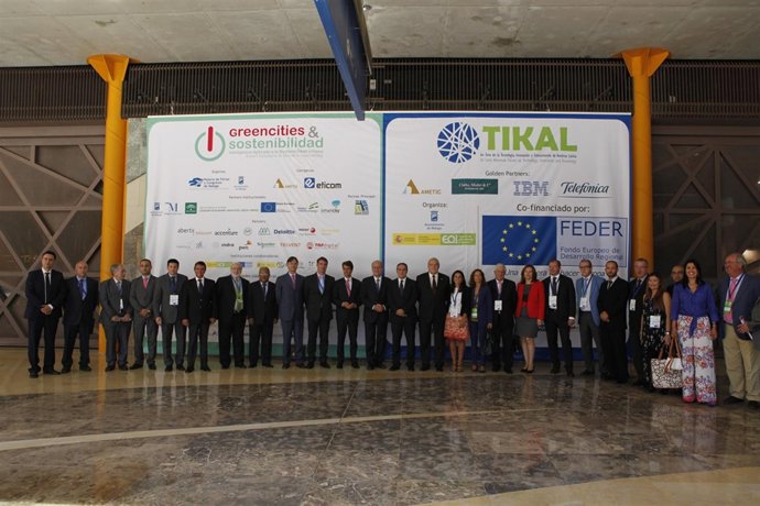 De la Torre y otras autoridades en la inauguración de Greencities 2013