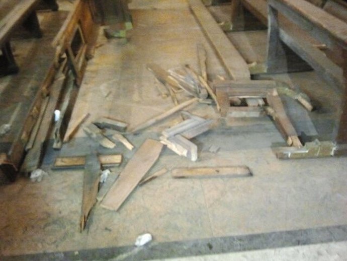 Bancos afectados por la explosión en el interior de la Basílica del Pilar