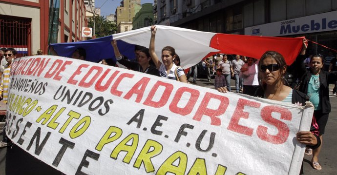 Profesores paraguayos manifestándose contra la Ley de Jubilación.