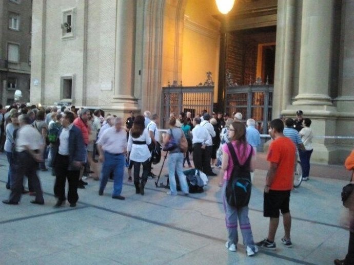 Gente en el Pilar tras el atentado