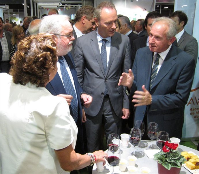 Arias Cañete conversa con Aguado (AVA-Asaja) en presencia de Barberá y Fabra.