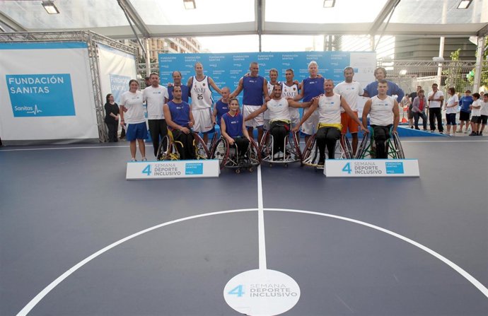 Los veteranos del Real Madrid juegan un partido de baloncesto
