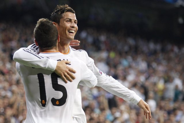 Cristiano Ronaldo se abraza a Carvajal tras el gol