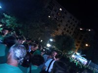 Centenares de personas se concentran frente a la Conselleria para seguir la reunión que intenta desconvocar la huelga