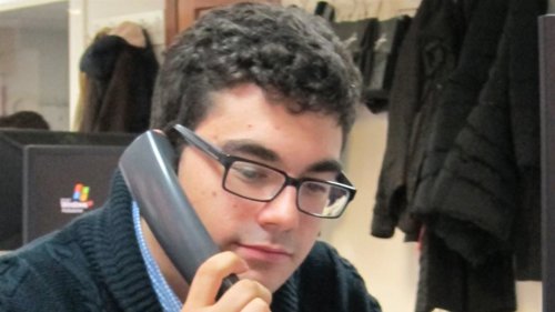 Usuario realizando una llamada desde el fijo