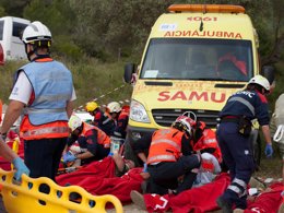 Una ambulancia atiende a varios heridos en una carretera
