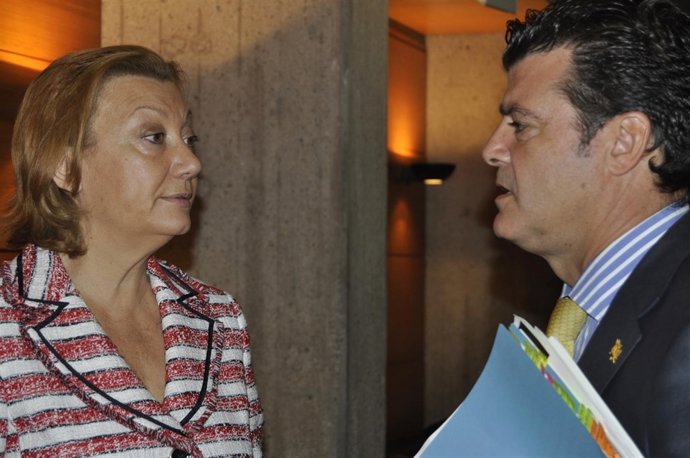 La presidenta de Aragón, Luisa Fernanda Rudi, y el director de RR con Cortes