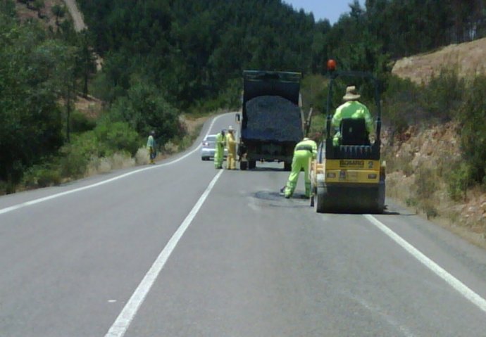 Rulo trabajando por una carretera provincial. 