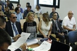 Fabra con el resto de los acusados en el banquillo