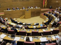 Oltra en la tribuna de las Corts