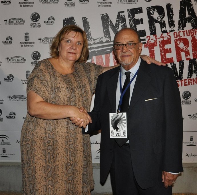 La alcaldesa de Tabernas junto a Rafael Marchent 