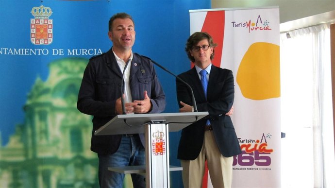 Cascales junto a Ramón Palazón, gerente de la Oficina de Congresos de Murcia