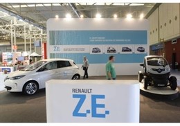 Expositor de Renault ZE en el Salón del Vehículo y Combustible Alternativos