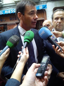 Gómez atiende a los medios de comunicación