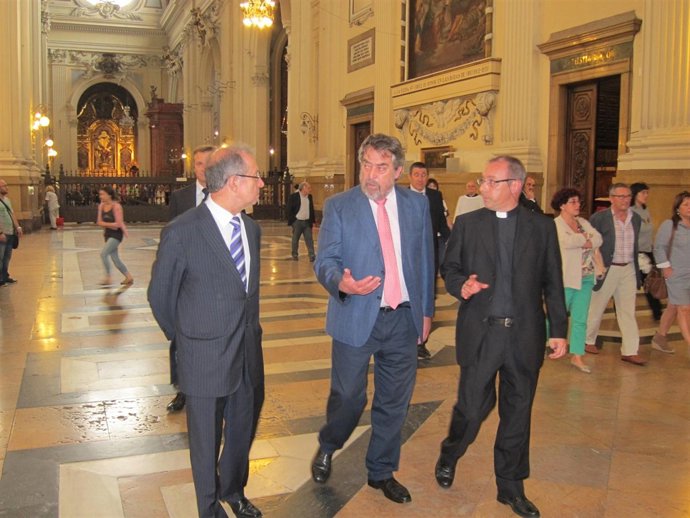 Belloch y el canónigo del Pilar en la Basílica tras el atentado