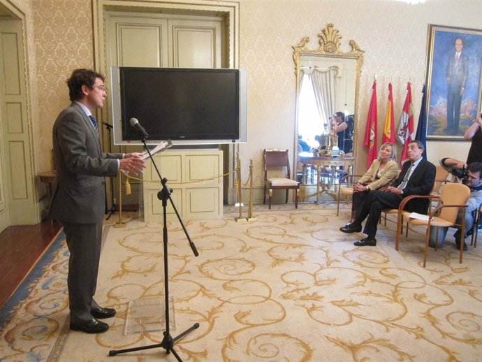 Alfonso Fernández Mañueco, informa de las ayudas contra los desahucios.