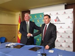 Alcalde y Beamonte tras firmar acuerdo para mejorar cuarteles de Guardia Civil