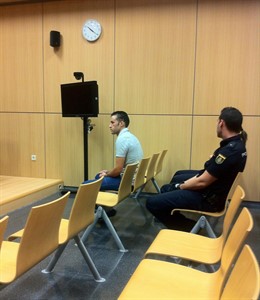 El acusado momentos antes de comenzar el juicio