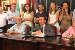 Manuel Andrés González renuncia a la Alcaldía de Lepe. 