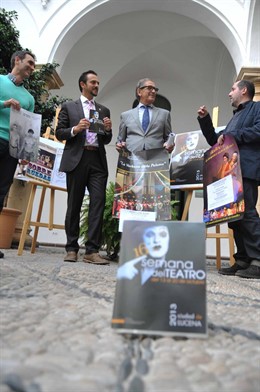 Lara y Pineda (centro) con los carteles de la actividad