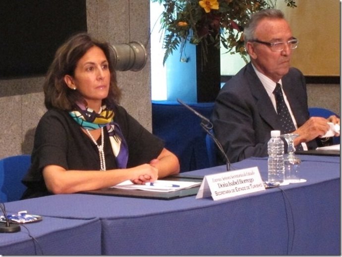 Isabel Borrego y el presidente del Consejo de Turismo de la CEOE