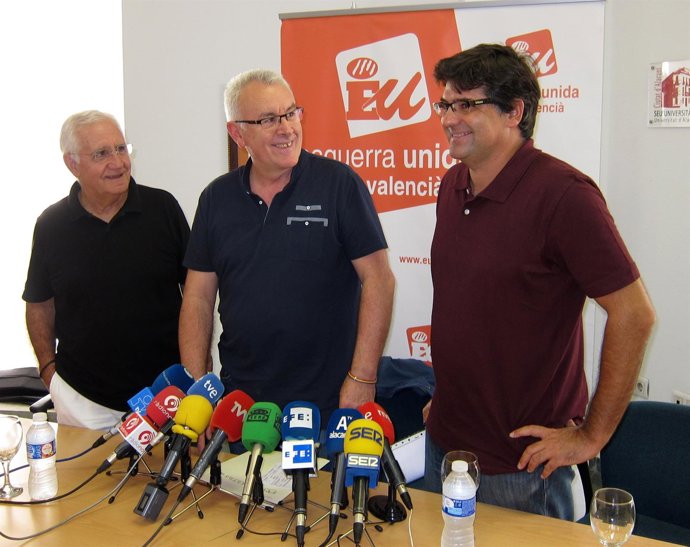 Cayo Lara (centro) en rueda de prensa