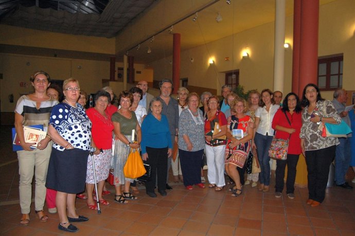 El escritor Felipe Benítez Reyes, junto a un grupo de admiradores.