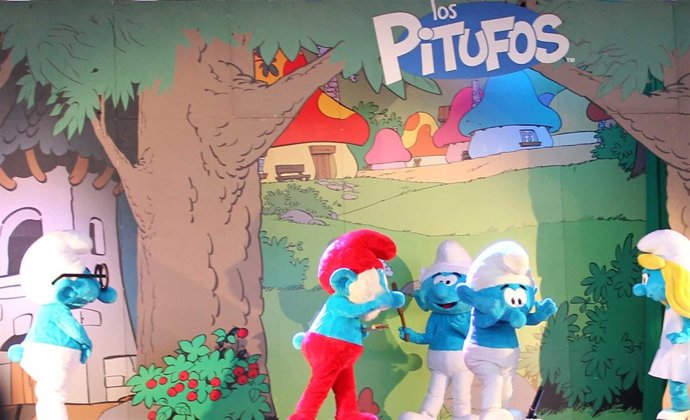Los Pitufos llevaron su espectáculo a dos centros comerciales de Sevilla.
