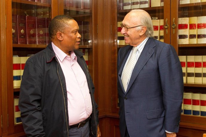 El ministro de Pesca namibio y el presidente de Pescanova.