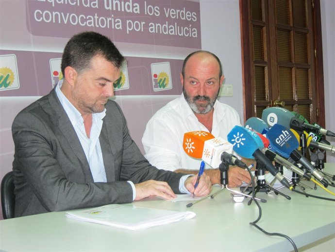 El coordinador provincial de IULV-CA en Huelva, Pedro Jiménez, y Antonio Maíllo.