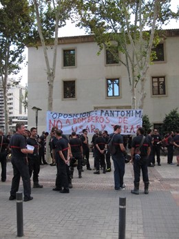 Los bomberos concentrados a las puertas de San Esteban