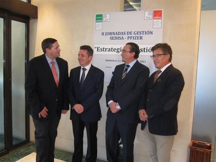 García Prieto, segundo por la dcha, en compañía de organizadores de las jornadas