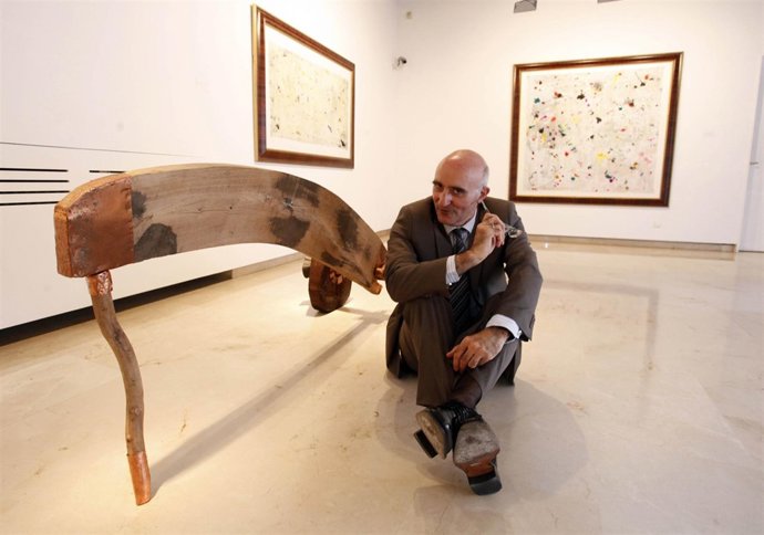 Juan Mejíca posa junto a una de sus esculturas