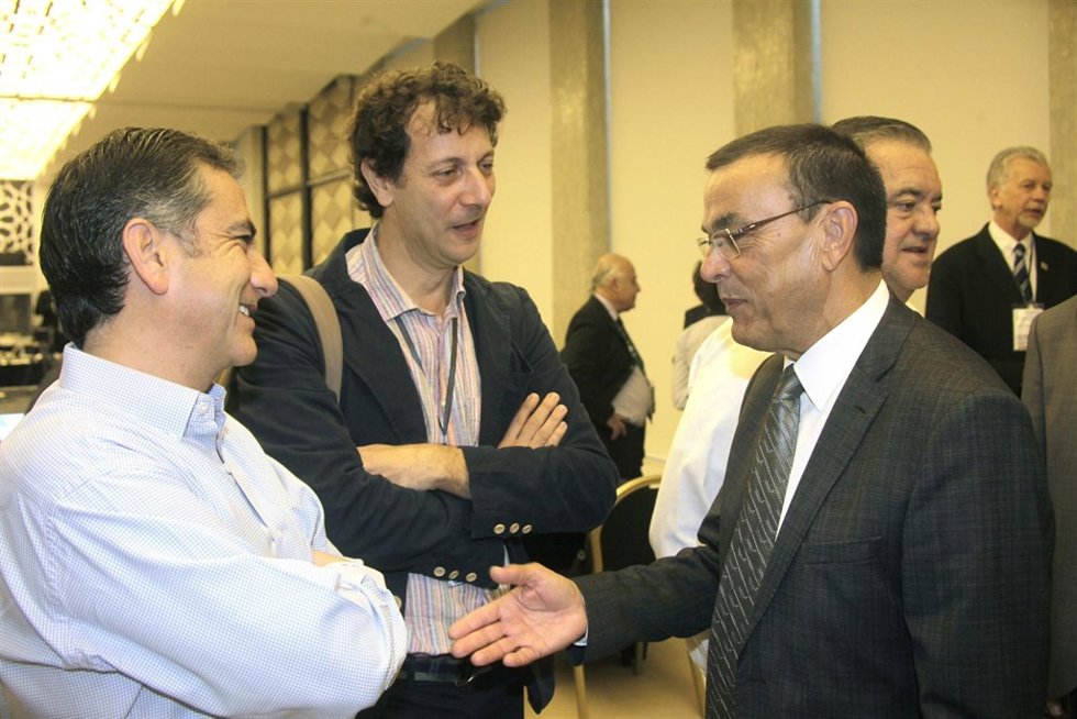 Ignacio Caraballo, junto al alcalde de Quito. 