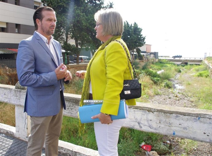 González y Porras (PP)  visitan un arroyo