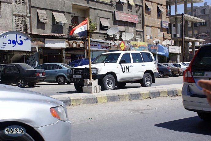 Observadores de la ONU merodean por una calle de Damasco