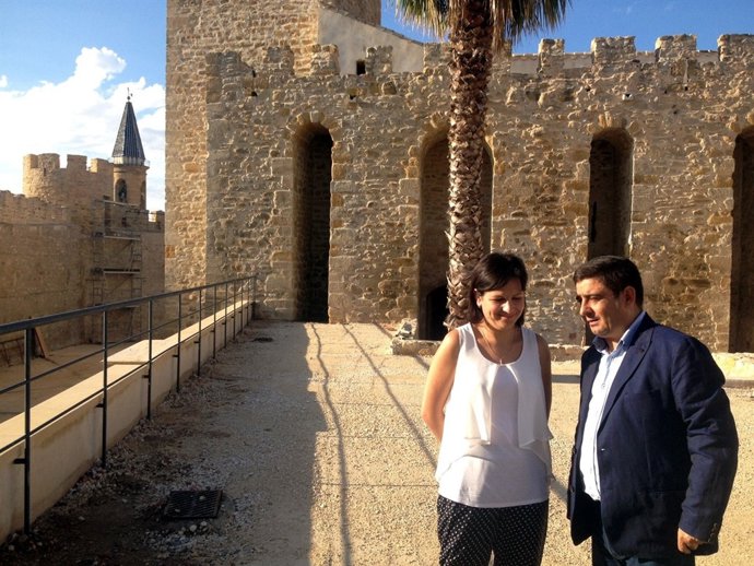 Uceda y Reyes visitan las obras del Castillo de Lopera.