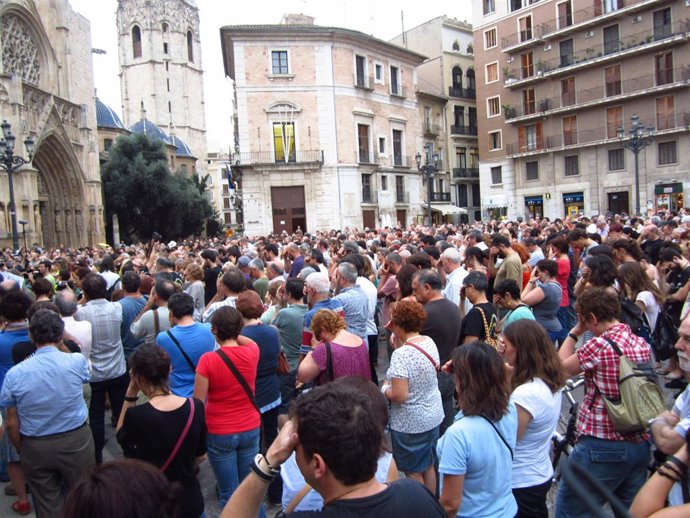 Ciudadanos concentrados en la Plaza de la Virgen por el accidente de metro.