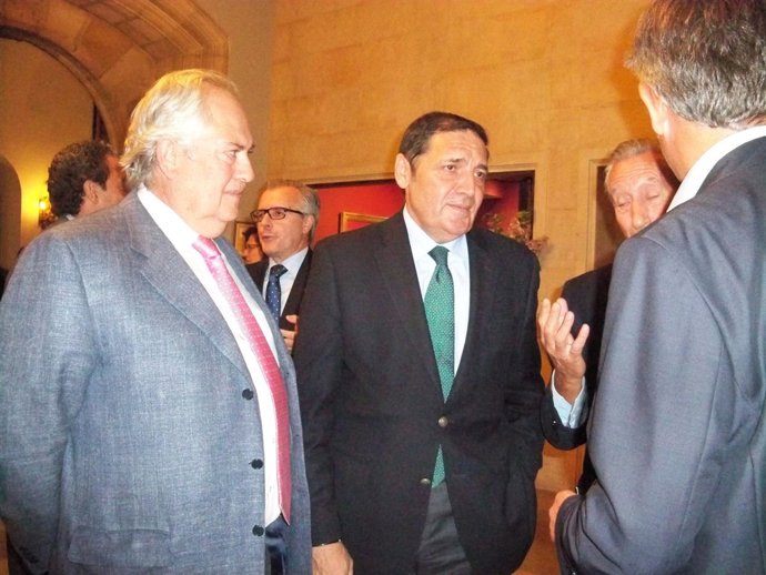 El delegado territorial de la Junta, Guillermo García, y el consejero de Sanida