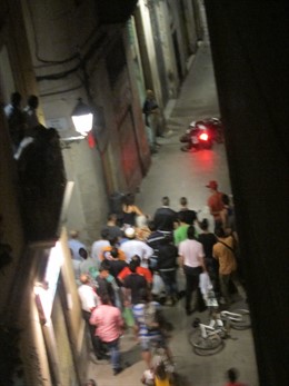 Intento de robo en el Raval con un herido de disparo y otro de arma blanca 