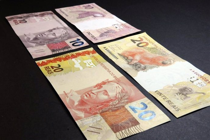 Imagen de archivo de billetes de 20 y 10 reales en la sede del Banco Central